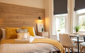 Cosy,Two Beds, Close To Town, Beach, Hospital, Free Parking
